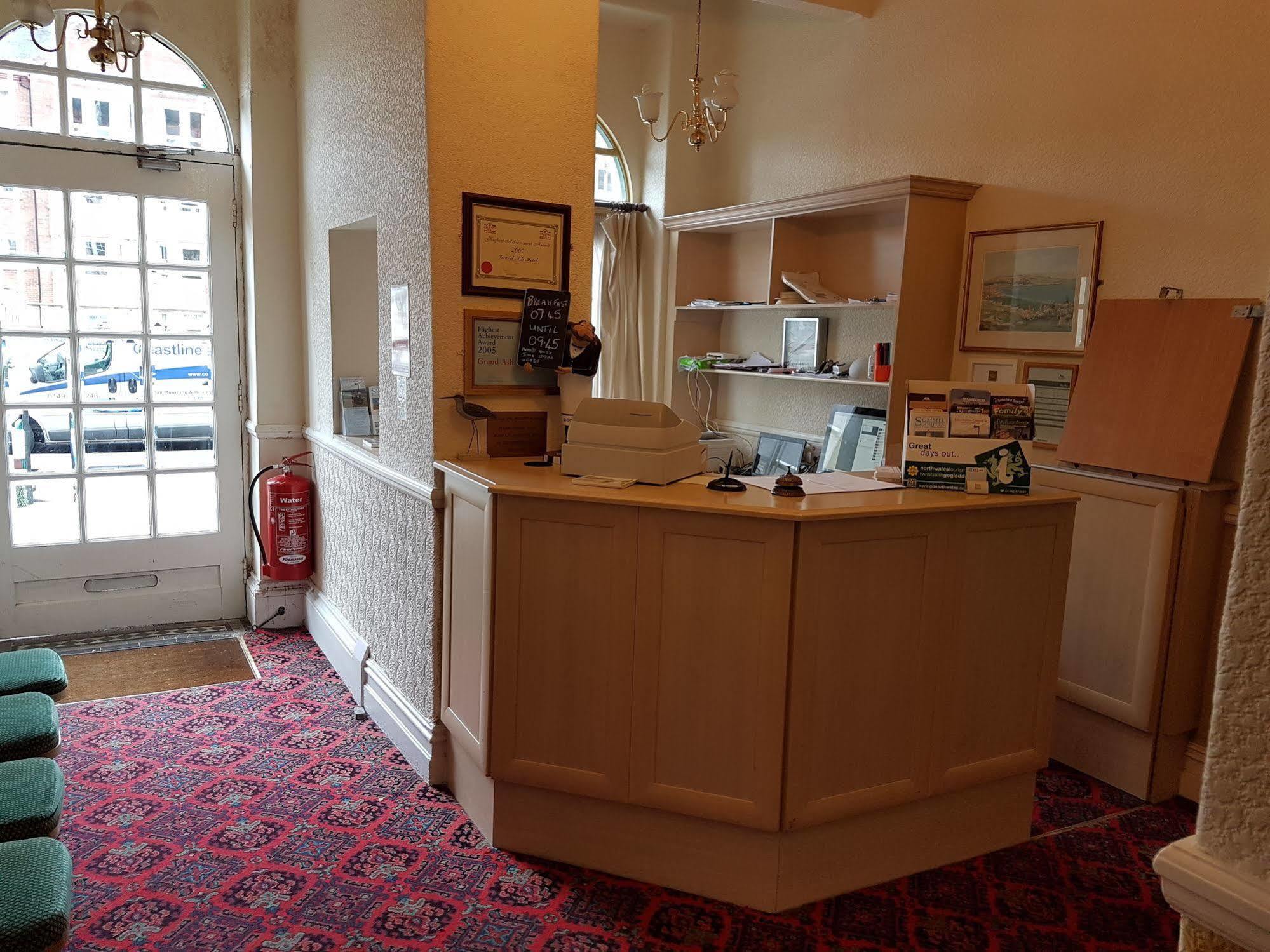 Grand Ash Hotel Llandudno Bagian luar foto